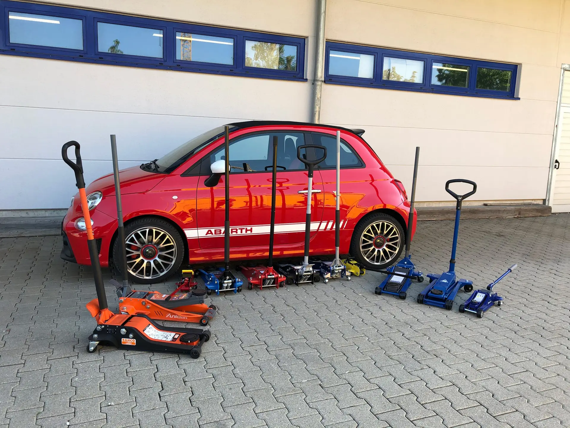 Rangierwagenheber im KÜS-Test: Hoch das Auto