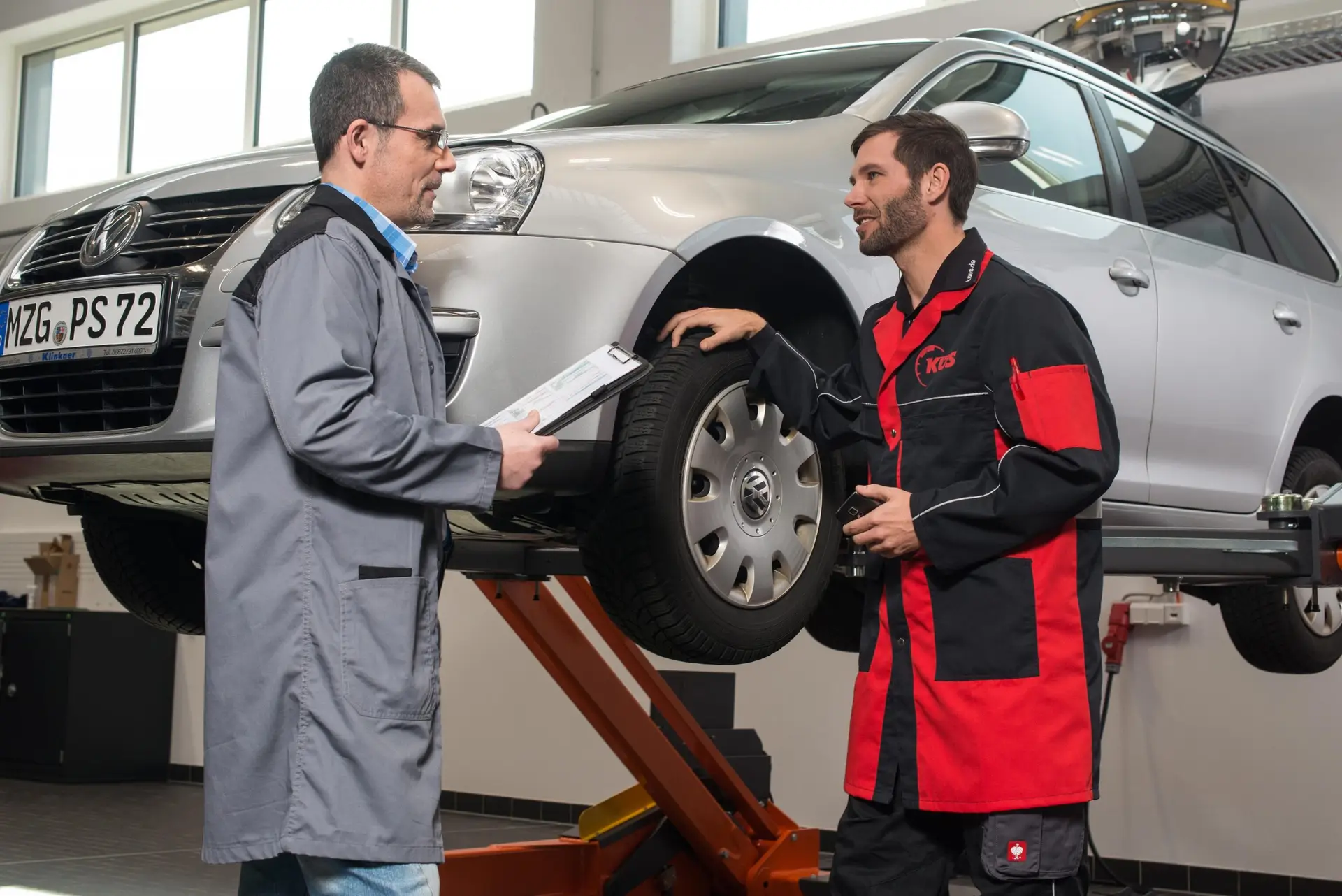 KÜS Trend-Tacho – Analog vs. digital: Bei Werkstatt-Themen schlägt persönliche Empfehlung das Internet