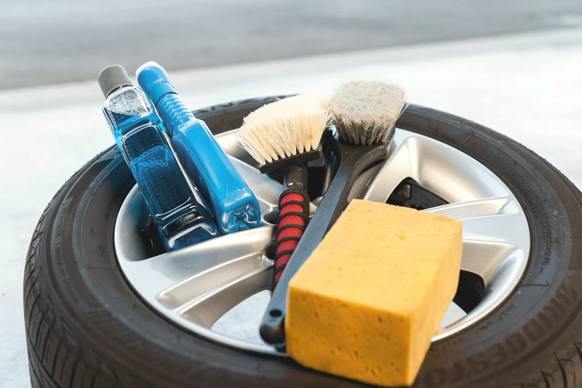 KÜS-Tipp: Winterreifen vor Einlagerung gründlich reinigen und überprüfen!